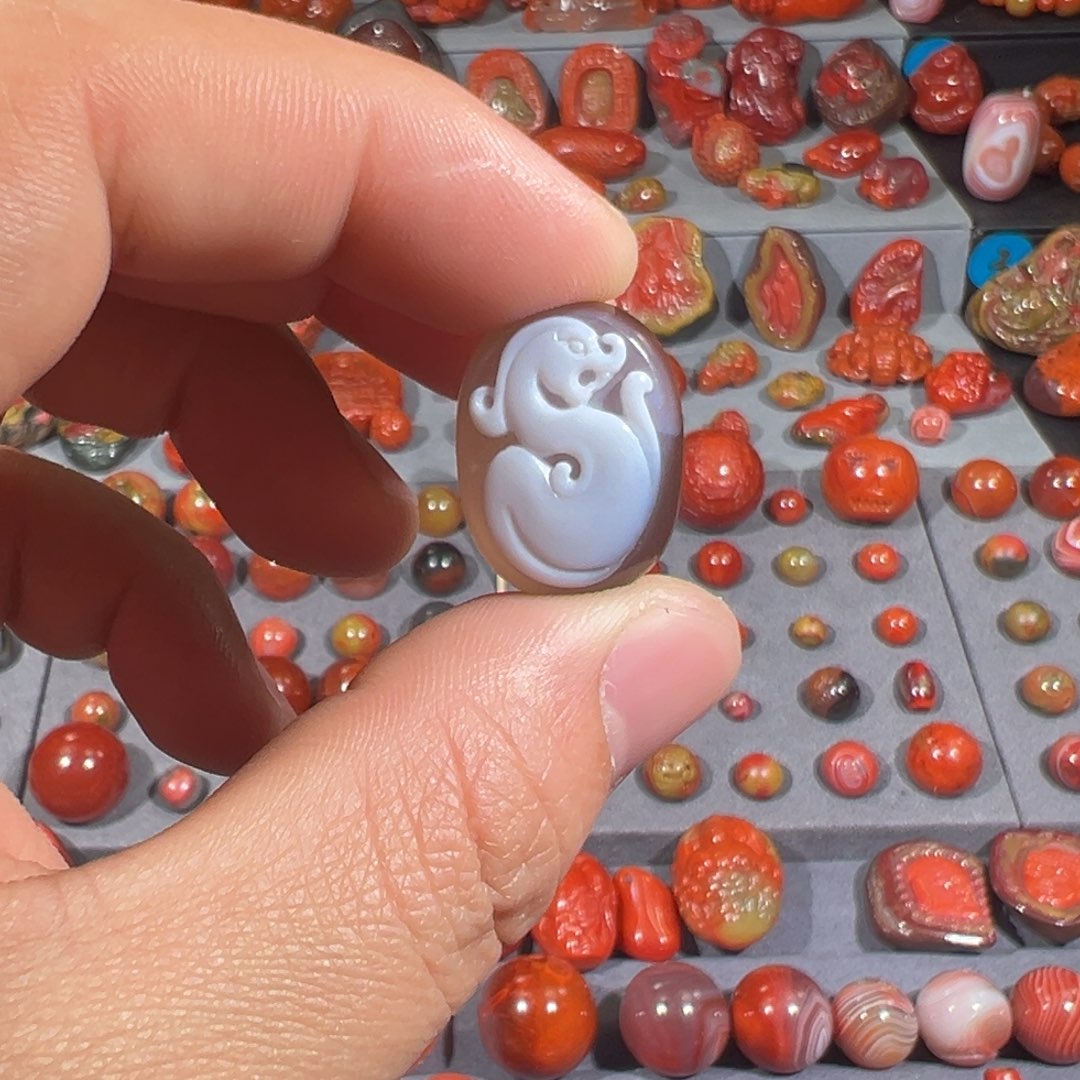 南红玛瑙未镶嵌红白意境仿古龙