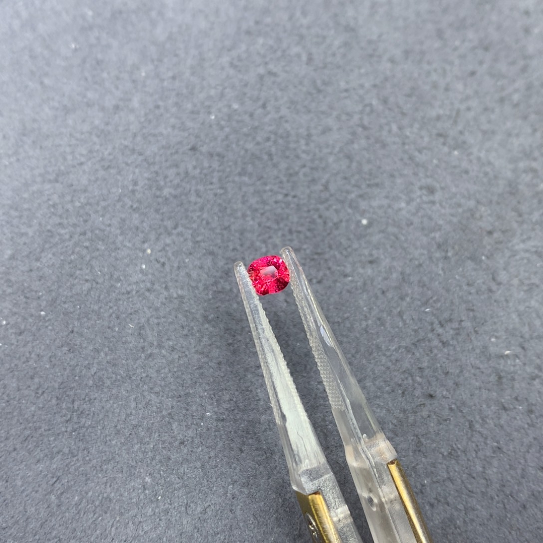 尖晶石裸石0.38ct绝地武士