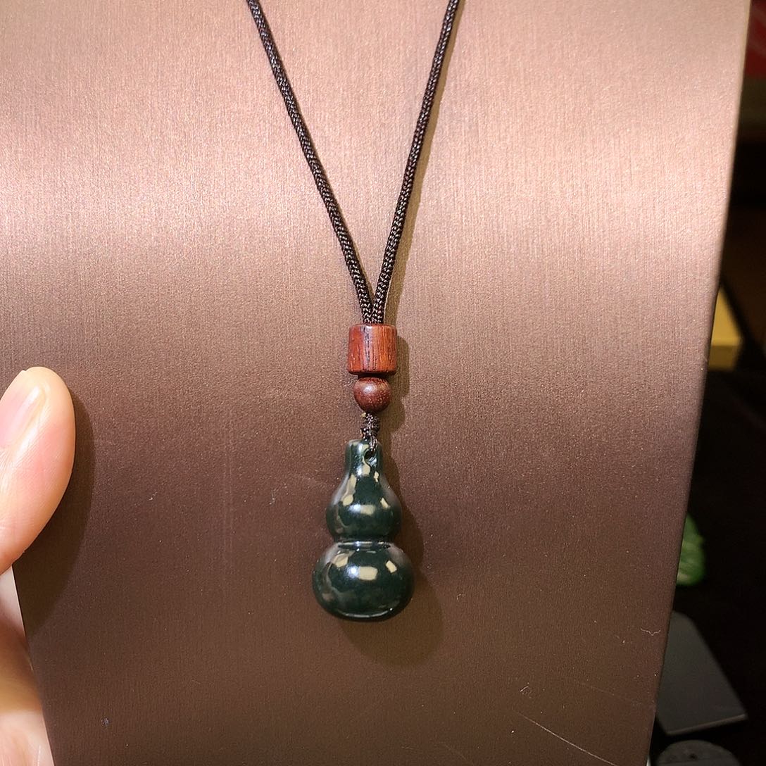 颈饰未镶嵌和田玉（青玉）