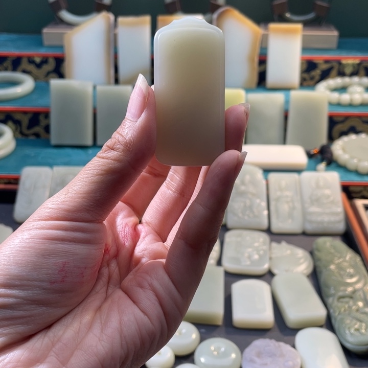 和田玉未镶嵌颈饰新疆且末高清白成品官帽牌子