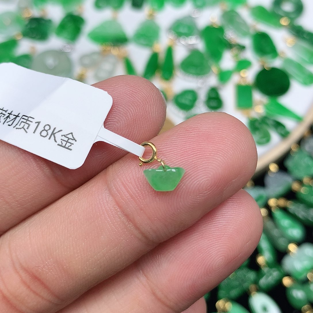 翡翠配石18K金扣 小巧精美飘阳绿小元宝