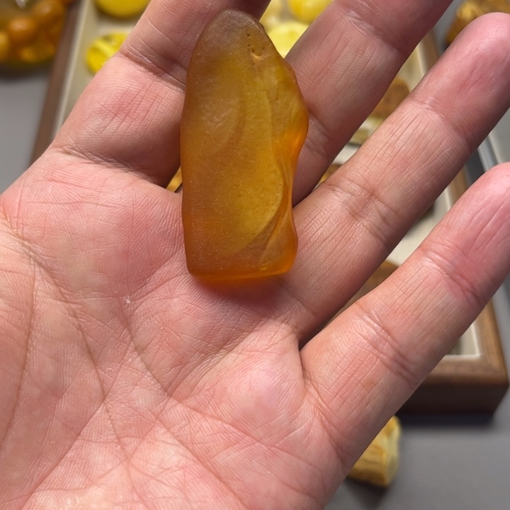 琥珀未镶嵌颈饰全皮荧光