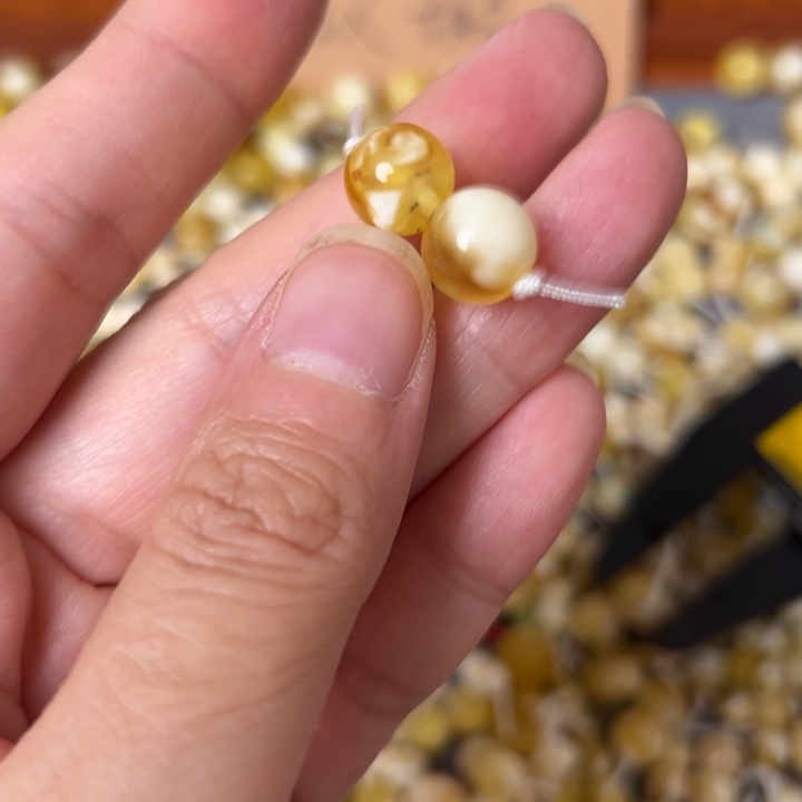 蜜蜡未镶嵌裸石9.7mm一对