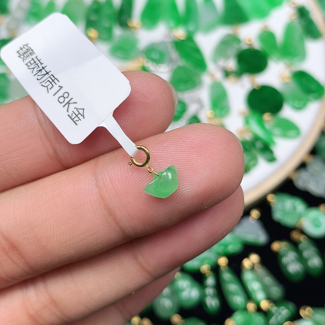 翡翠配石18K金扣头 小巧精美飘阳绿小元宝