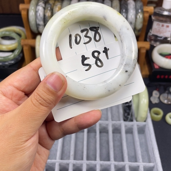 蛇纹石玉未镶嵌手镯面包镯