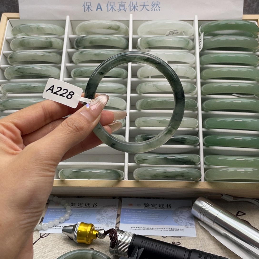 石英质玉未镶嵌手镯A228