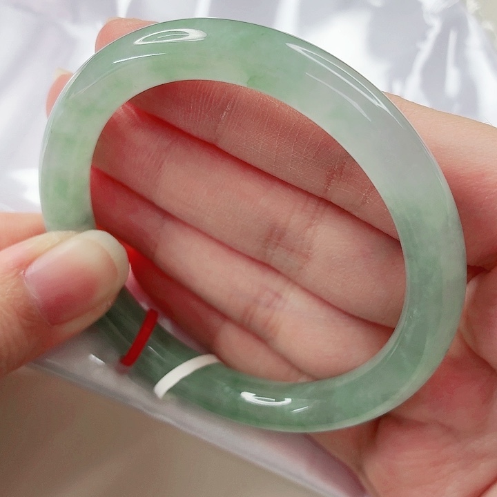 爱****翡翠未镶嵌手镯54圈23698