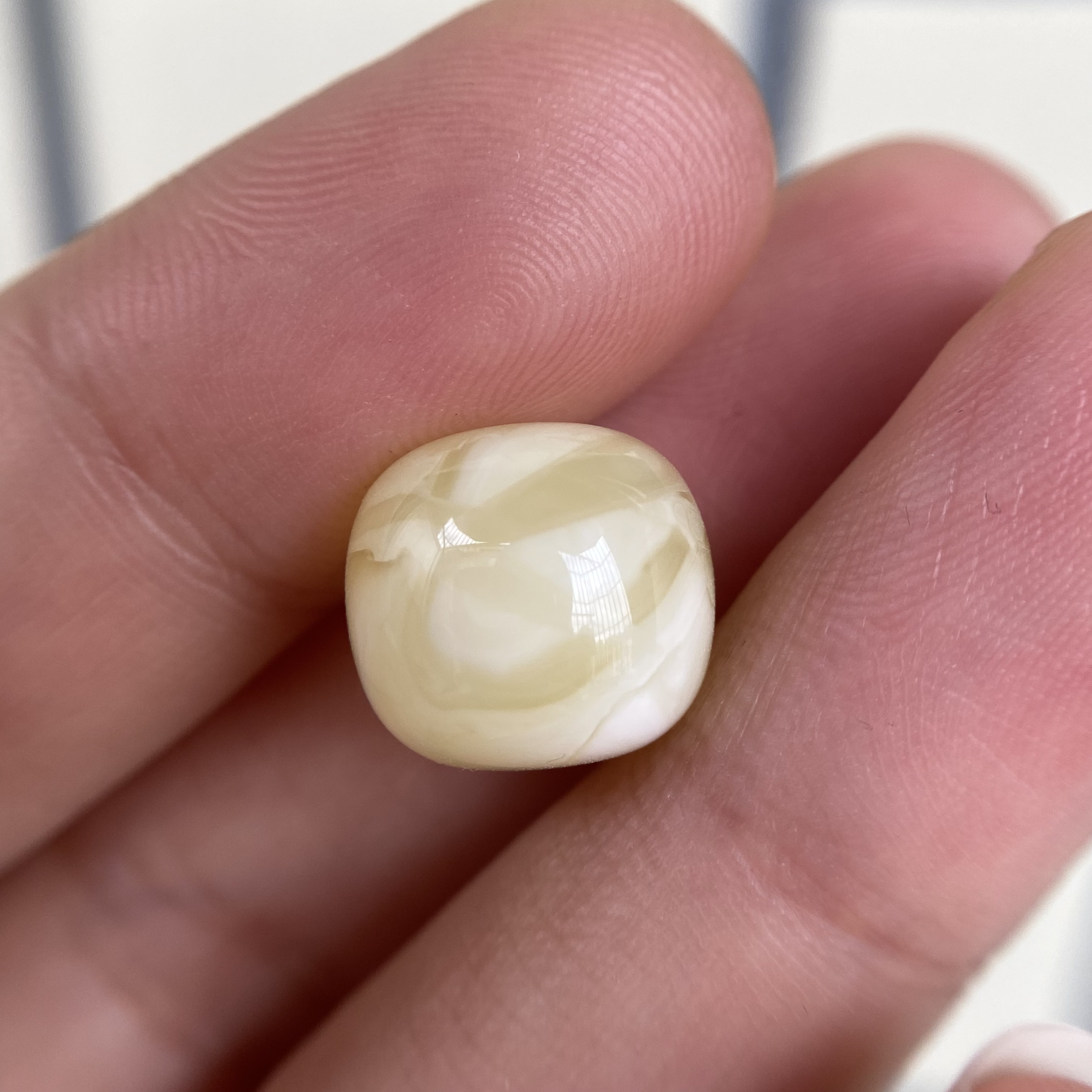 蜜蜡微奶黄飘花老型配饰12.5×11.5mm，花纹挺好看，无优化杂裂