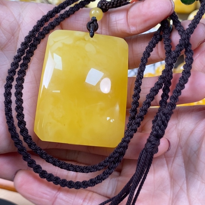 琥珀颈饰未镶嵌无事牌