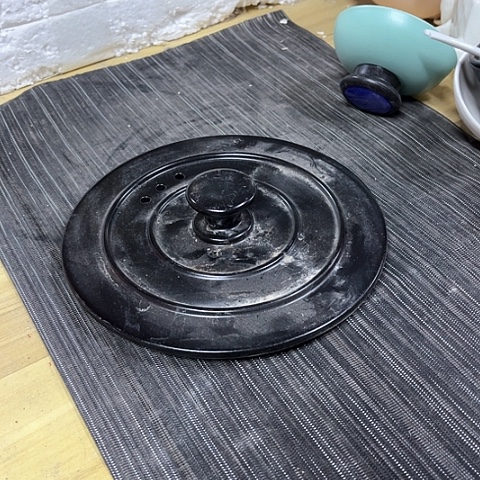 微瑕，不能明火，口径18厘米，黑色盖