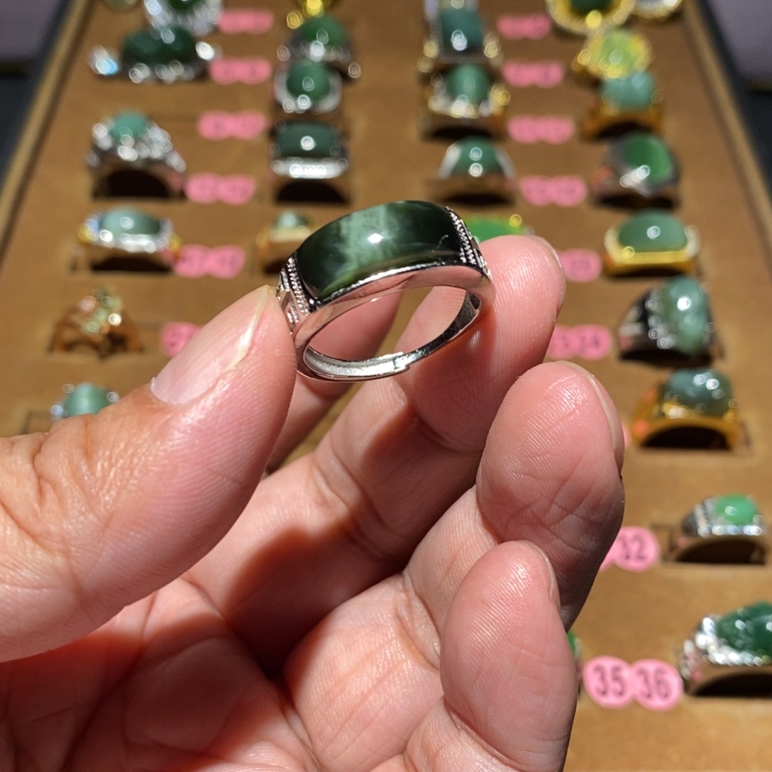 影***子和田玉（糖玉）未镶嵌戒指