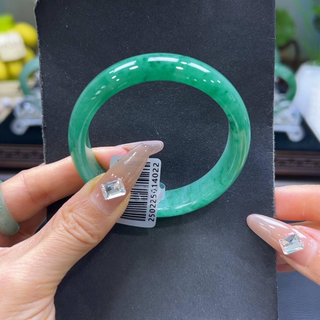 星***星石英质玉（非洲翠）未镶嵌手镯