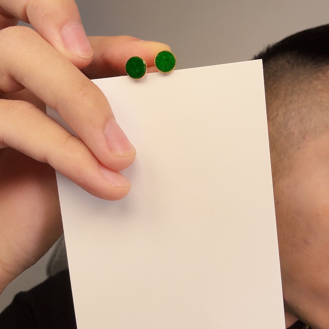 翡翠未镶嵌颈饰一对