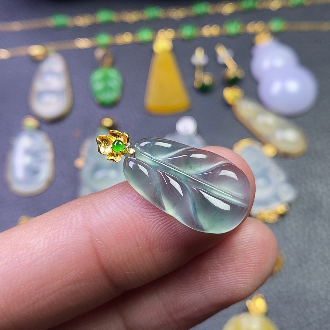 颈饰18K金镶嵌翡翠