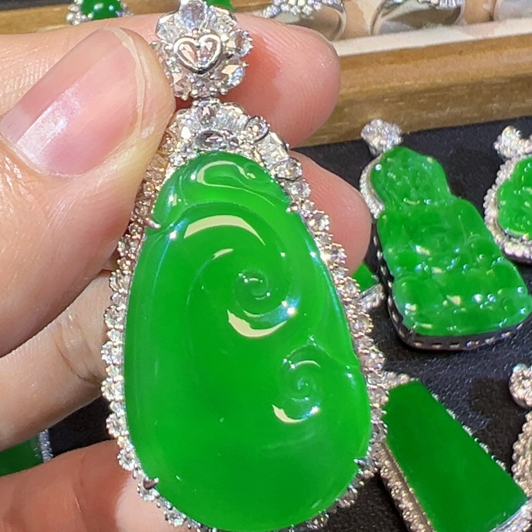 翡翠18K金镶嵌颈饰