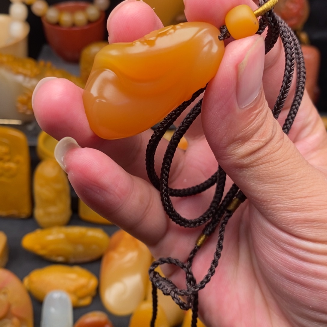 颈饰未镶嵌石英质玉