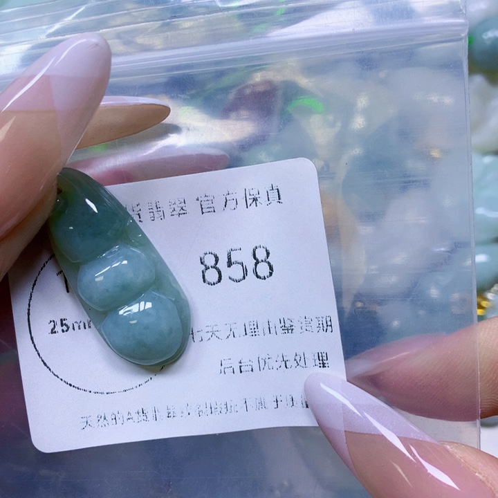 翡翠颈饰未镶嵌翡翠