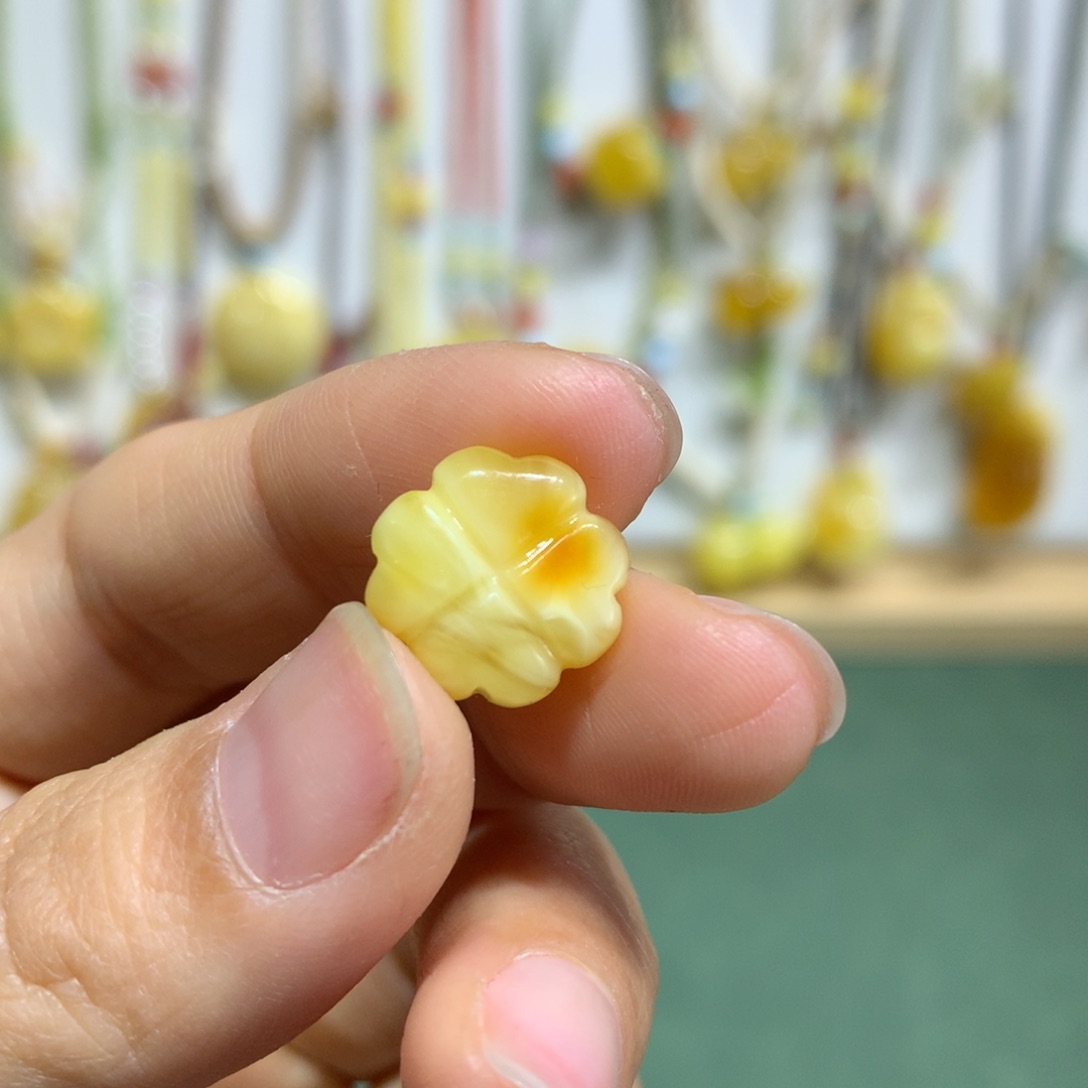 蜜蜡裸石未镶嵌配饰