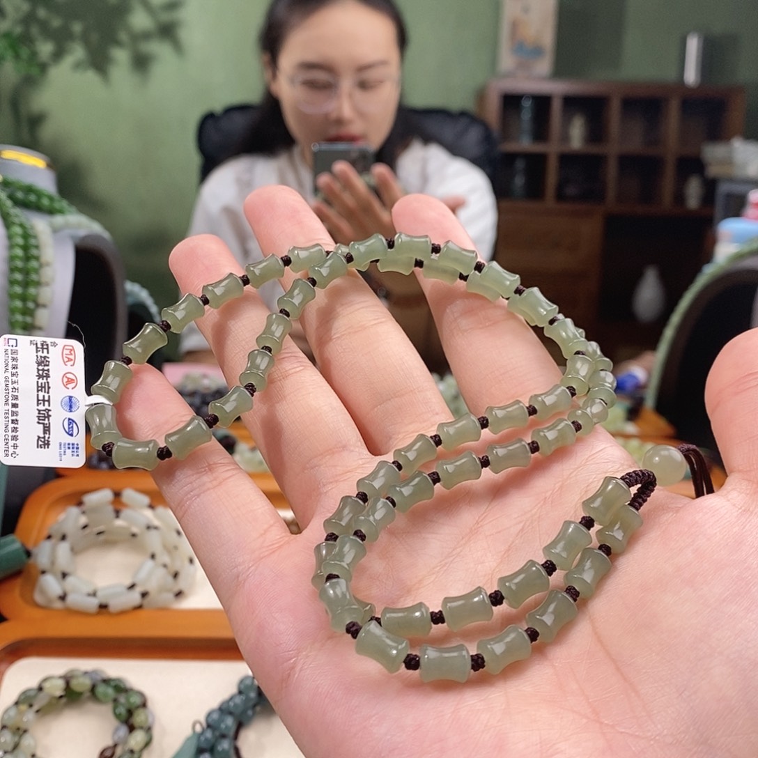平***。颈饰未镶嵌和田玉
