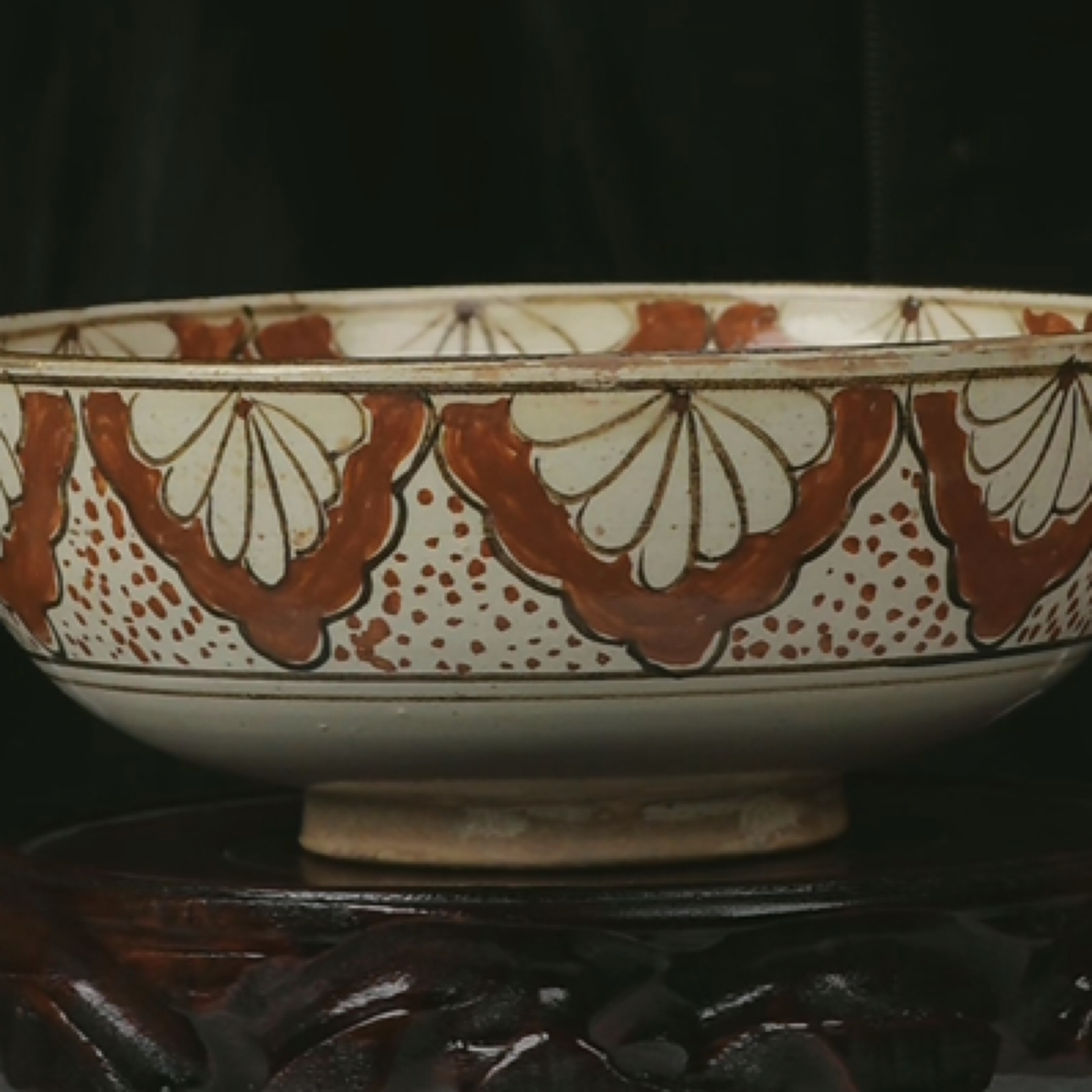 M当阳峪窑白地彩绘纹碗