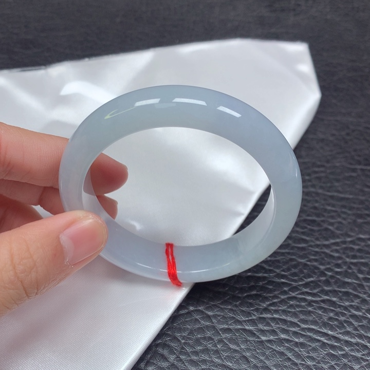 翡翠手镯未镶嵌。