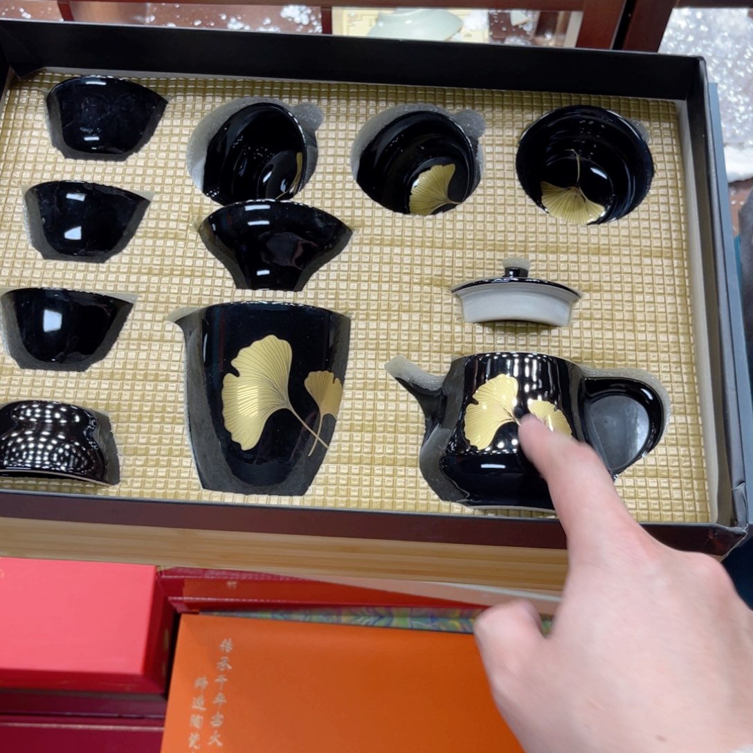 孤品茶具套装等。          