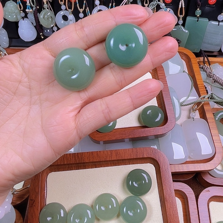 ****～石英质玉未镶嵌颈饰