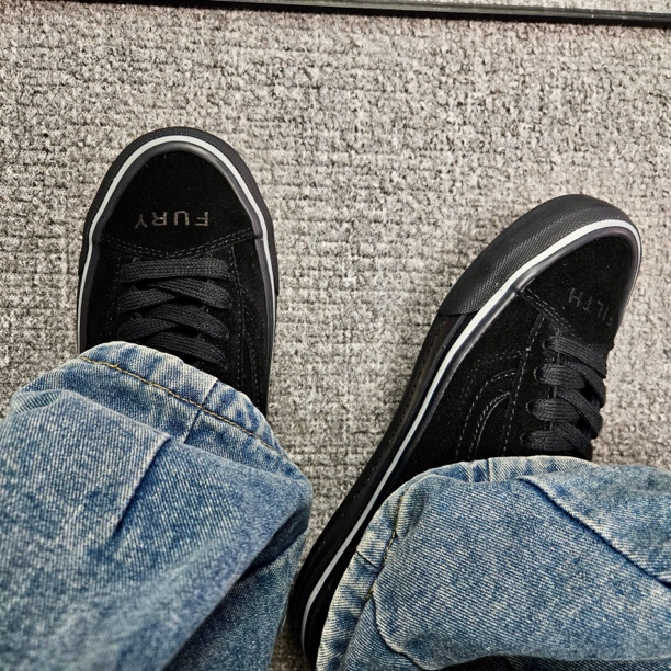 黑武士字母钢印纯黑低帮复古板鞋休闲鞋百搭真皮反绒皮板鞋