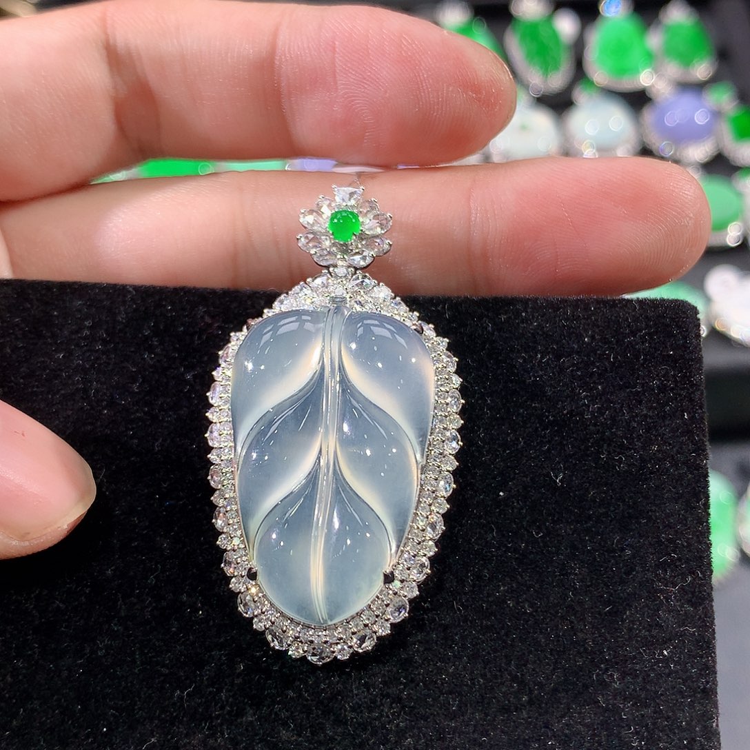 翡翠18K金镶嵌颈饰