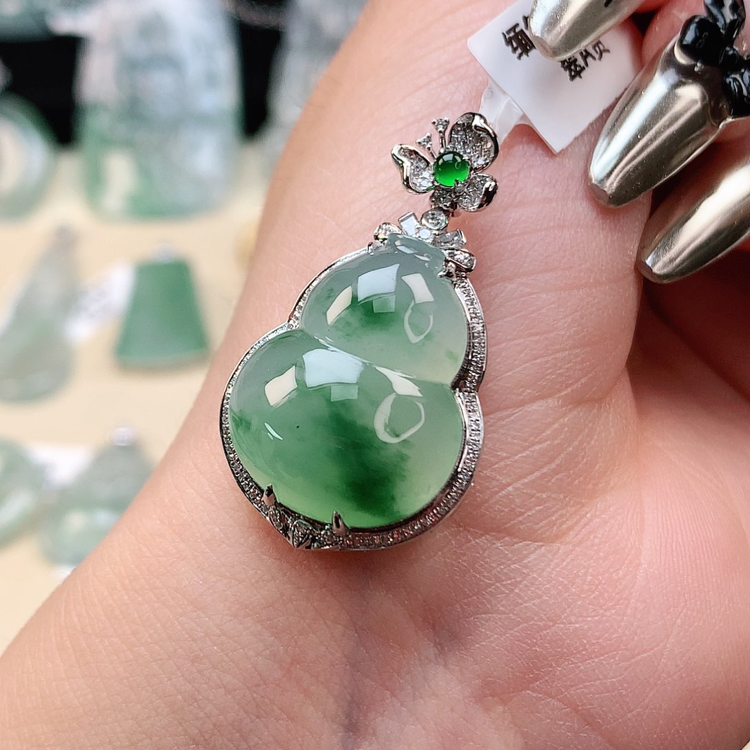 翡翠18K金镶嵌颈饰葫芦