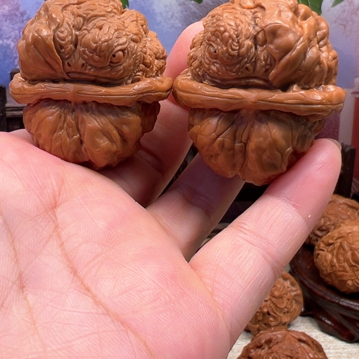 蛤蟆头金蟾蜕变核桃雕龙