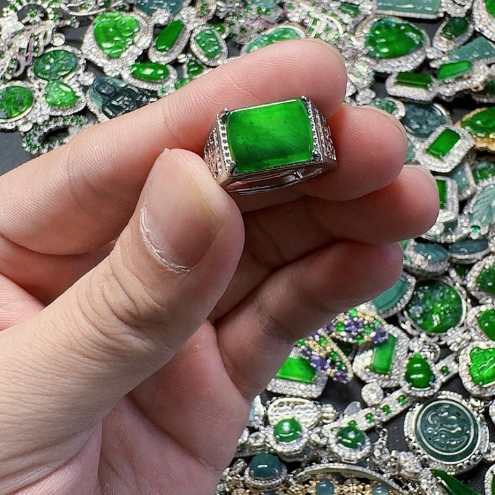 翡翠颈饰未镶嵌天然A货翡翠放漏