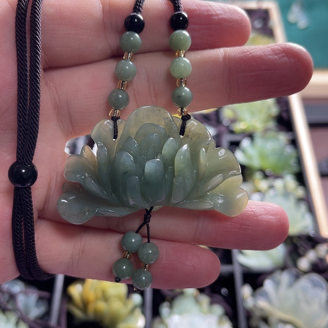 蛇纹石玉未镶嵌颈饰