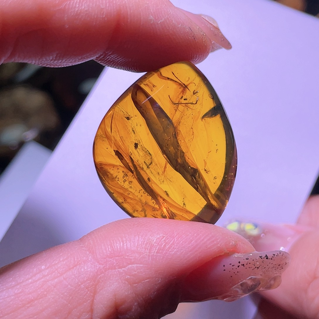 琥珀裸石未镶嵌。