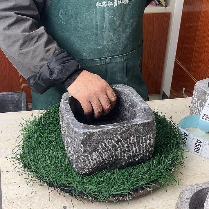 贵州灰姑娘食材和贵州青石打造而