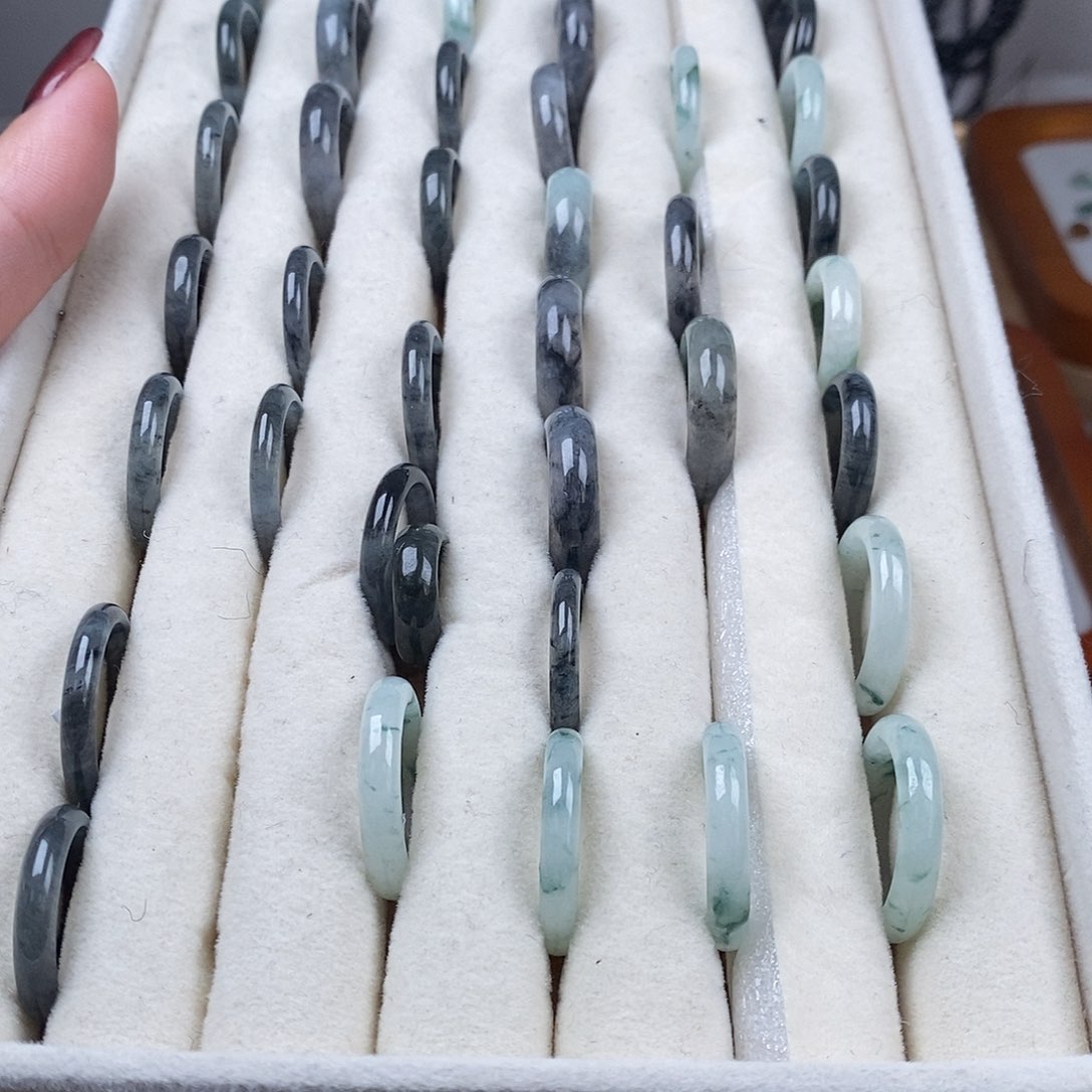 翡翠颈饰未镶嵌戒圈1个