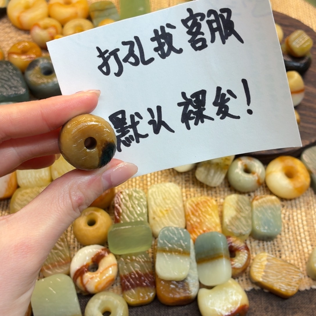 小***草蛇纹石玉未镶嵌颈饰