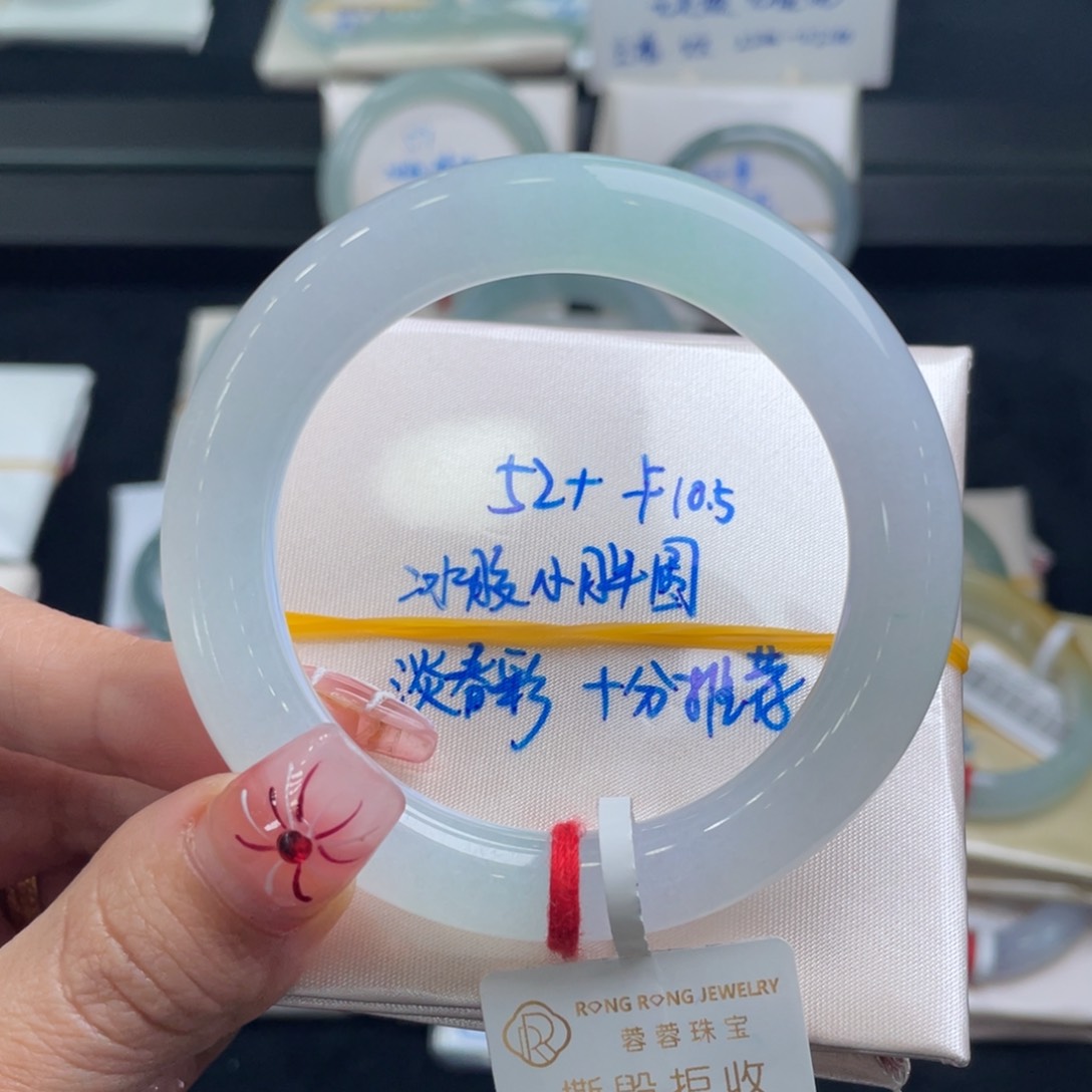 翡翠手镯未镶嵌橄*.翡翠手镯