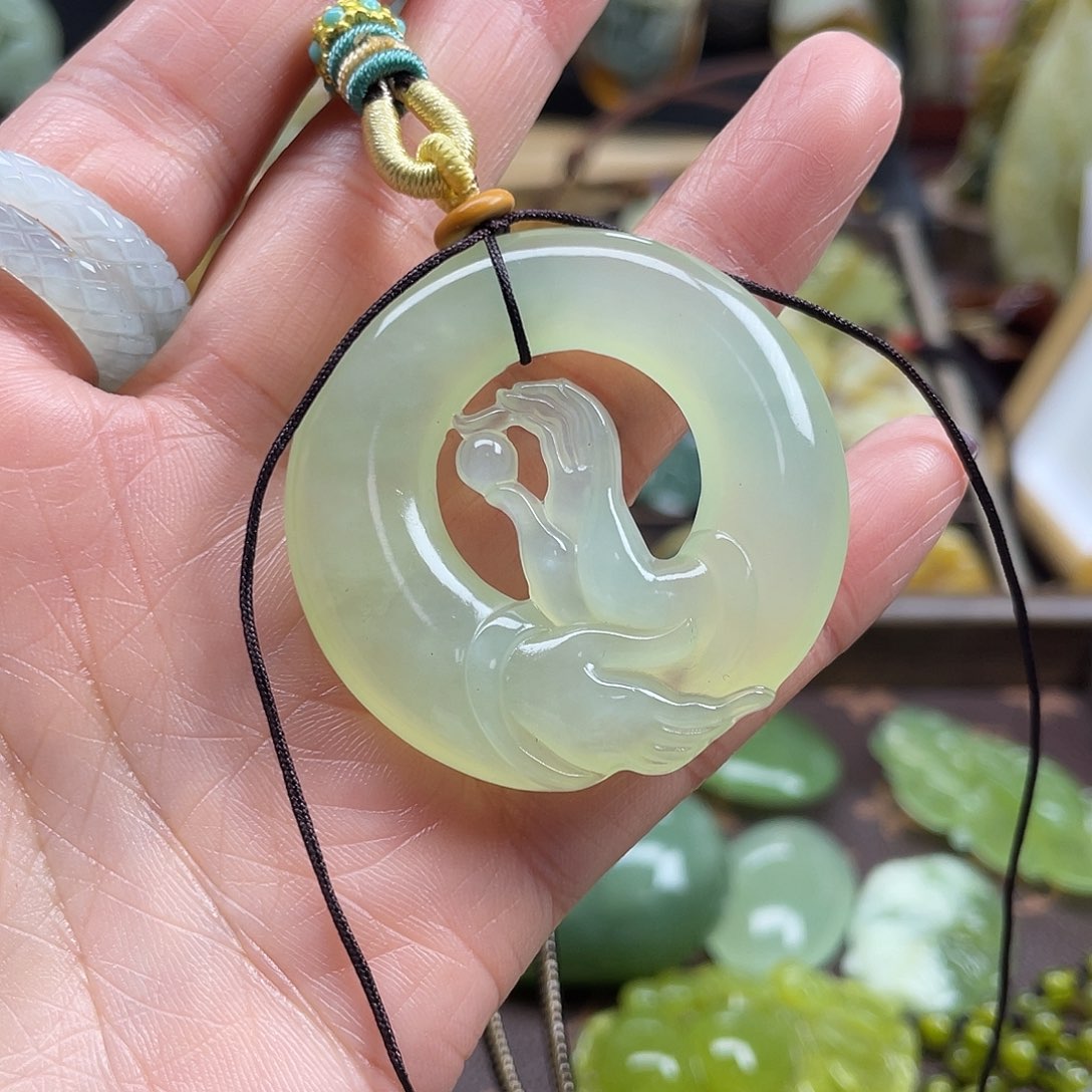 蛇纹石玉颈饰未镶嵌岫玉掌上明珠