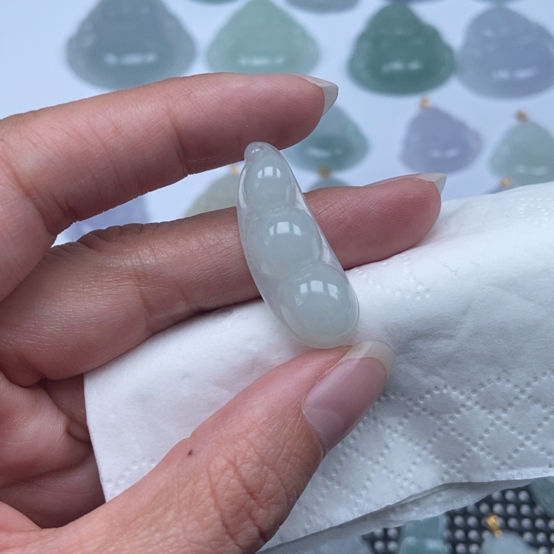 翡翠未镶嵌颈饰豆子