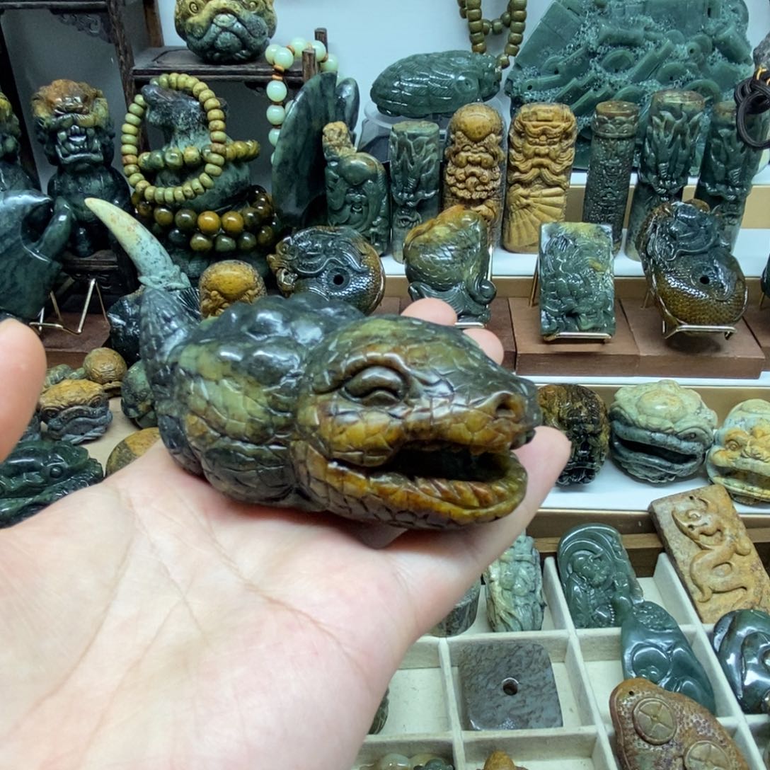 未镶嵌岫岩河磨玉（透闪石质玉）把件