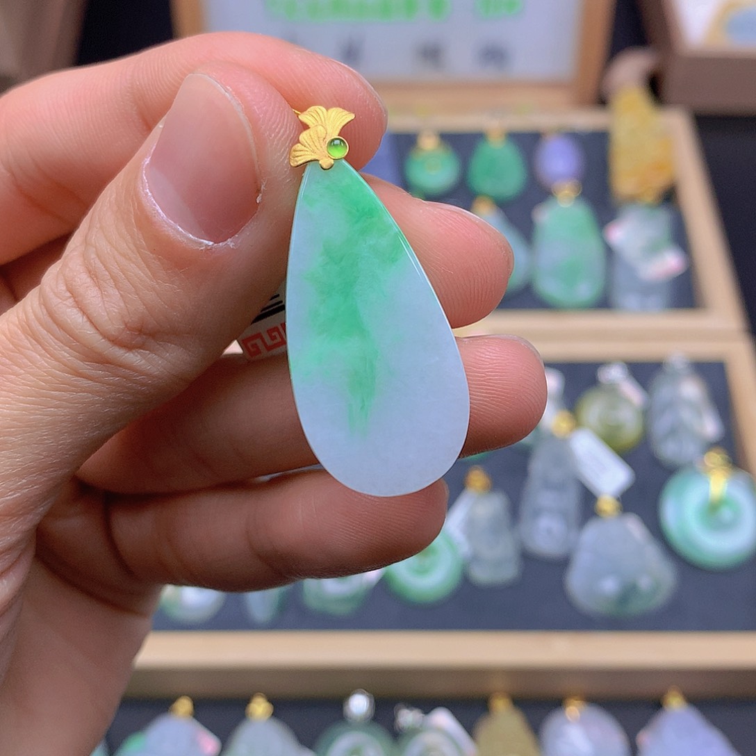 翡翠颈饰18K金镶嵌翡翠