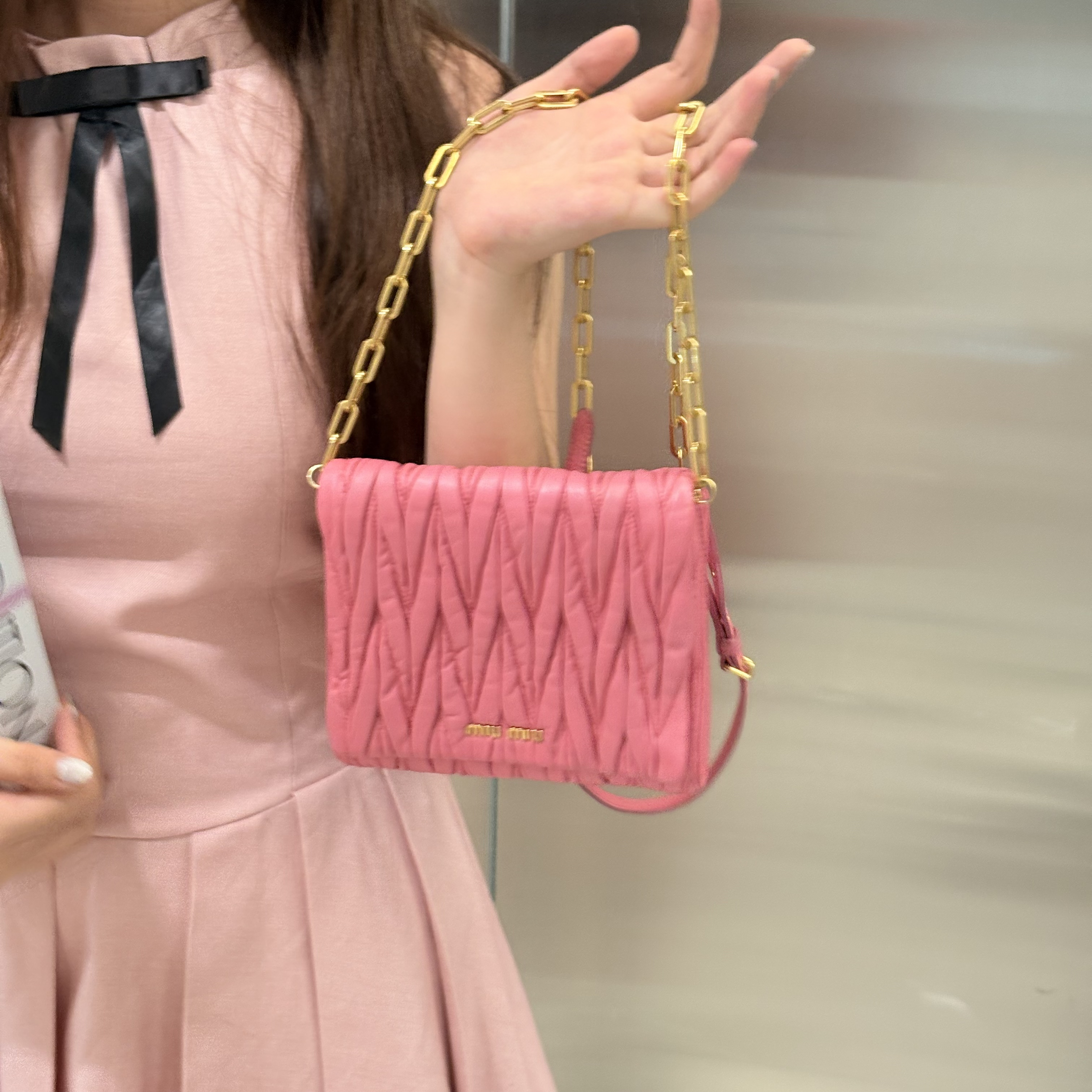 95新 MIU MIU/缪缪 粉色褶皱翻盖链条斜挎包 尺寸17x15cm