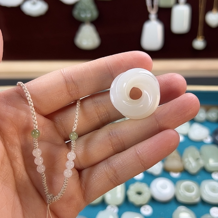 请***9和田玉未镶嵌颈饰