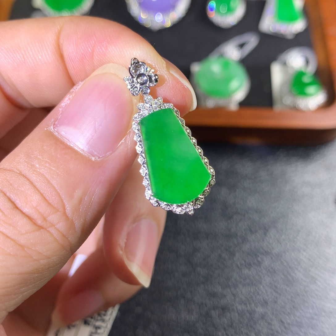 翡翠18K金镶嵌颈饰翡翠