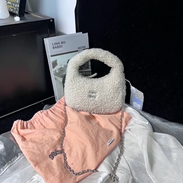 95新 MIU MIU/缪缪 Miumiu米色羊羔毛hobo包