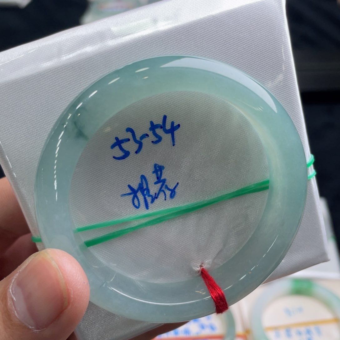 翡翠手镯未镶嵌翡翠手镯