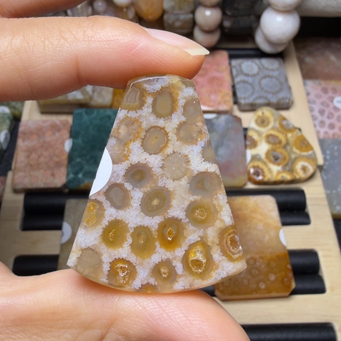 硅化玉未镶嵌带晶洞的豹纹裙子