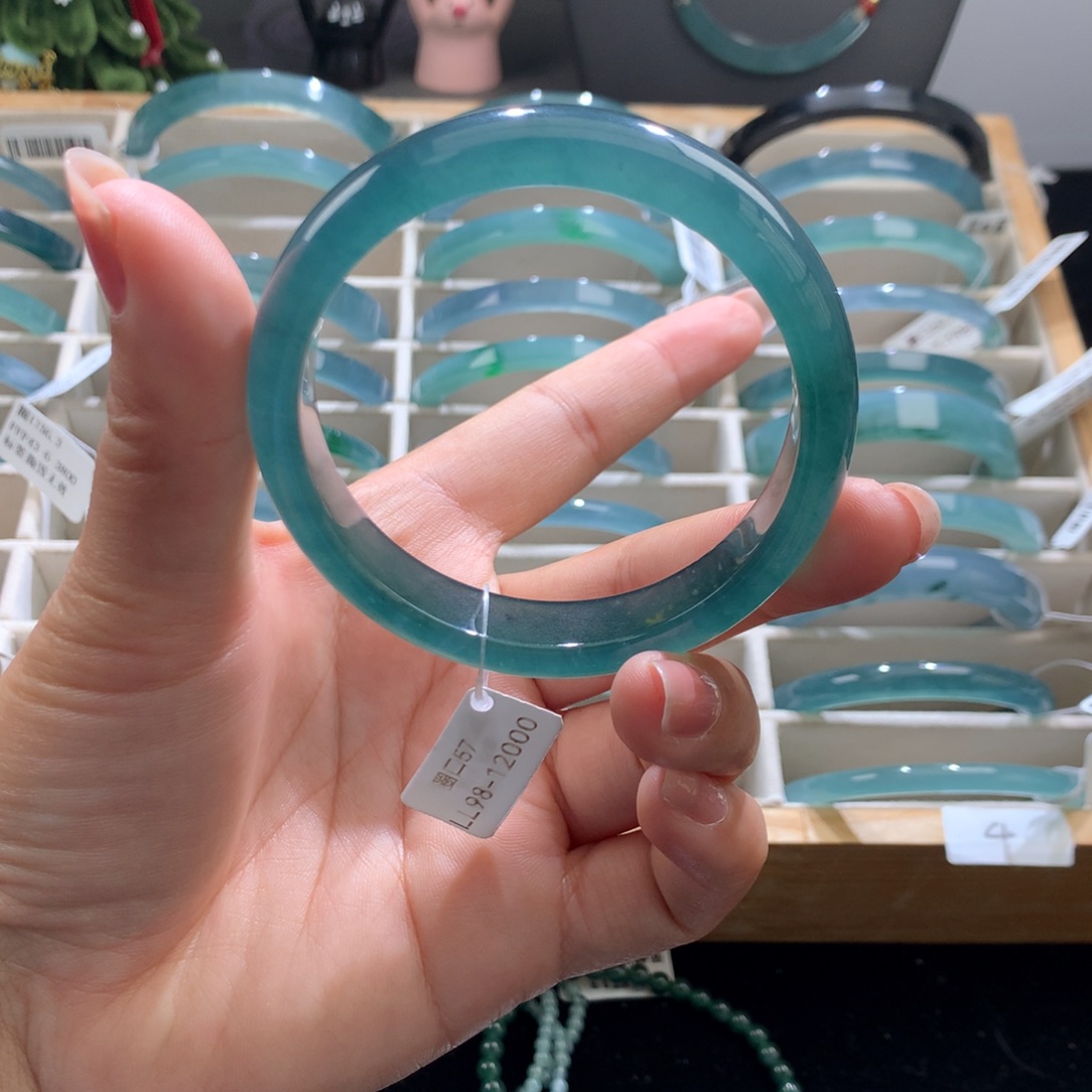 小***白翡翠未镶嵌手镯高冰蓝水