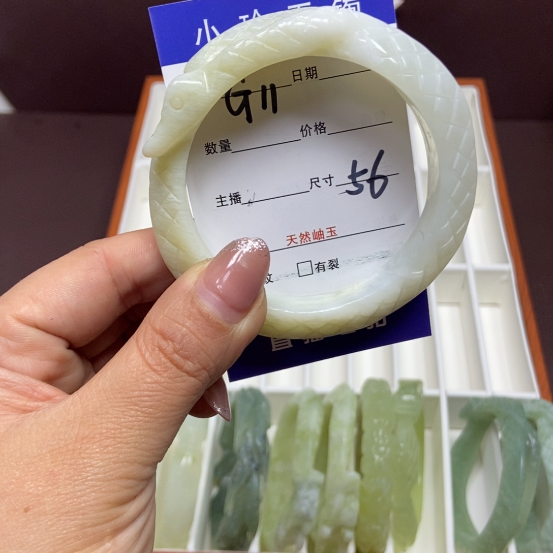 蛇纹石玉手镯未镶嵌